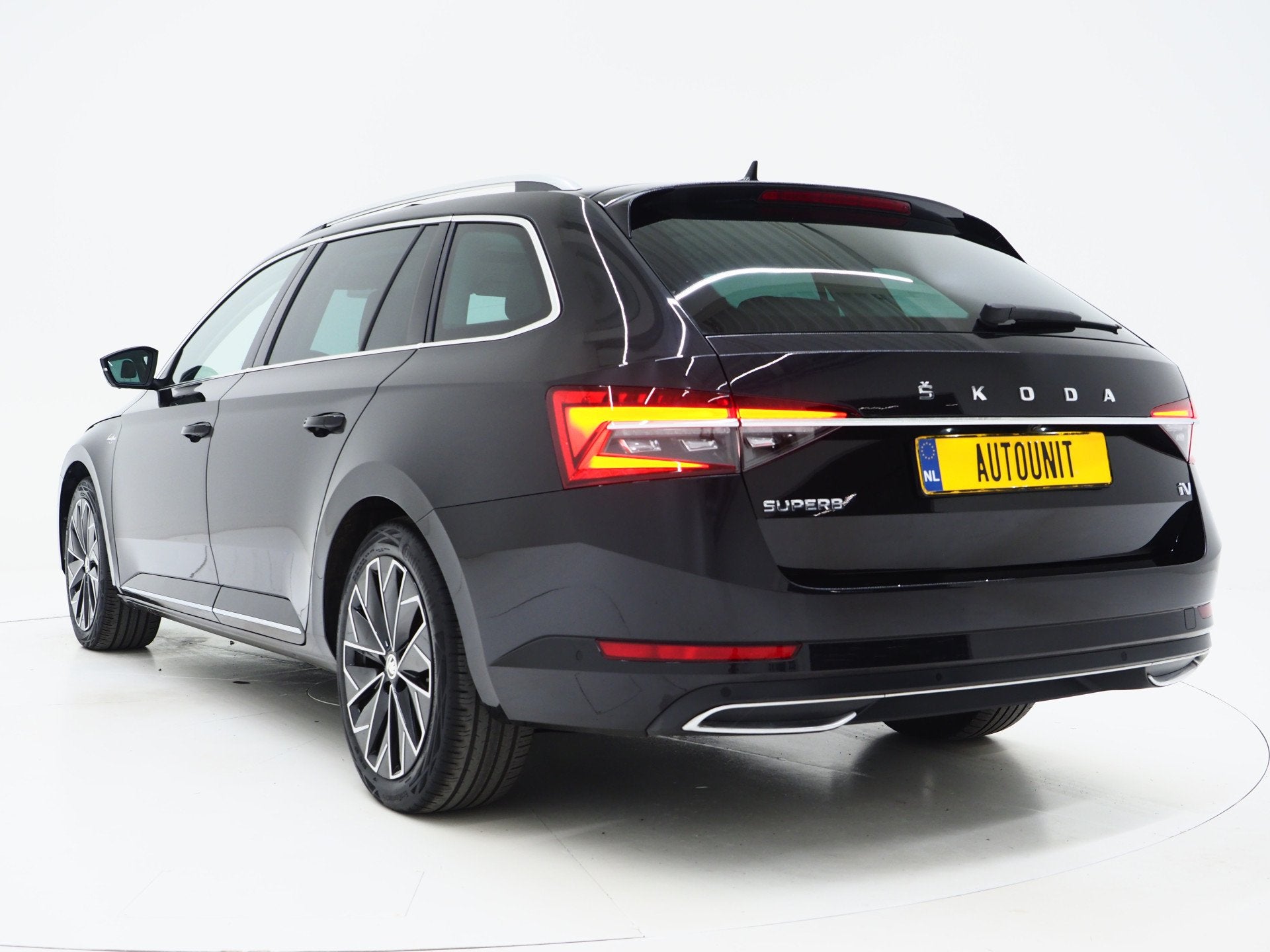 Skoda Superb Combi 1.4 TSI iV Laurin & Klement | Panoramadak, Dealer onderhouden, Gebruikt, Zwart, 4 cilinders