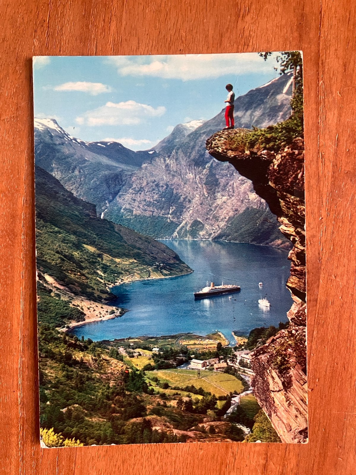 Geirangerfjord Noorwegen met cruiseschip - 1972, Ophalen of Verzenden, Gebruikt, Motorboot, Kaart, Foto of Prent