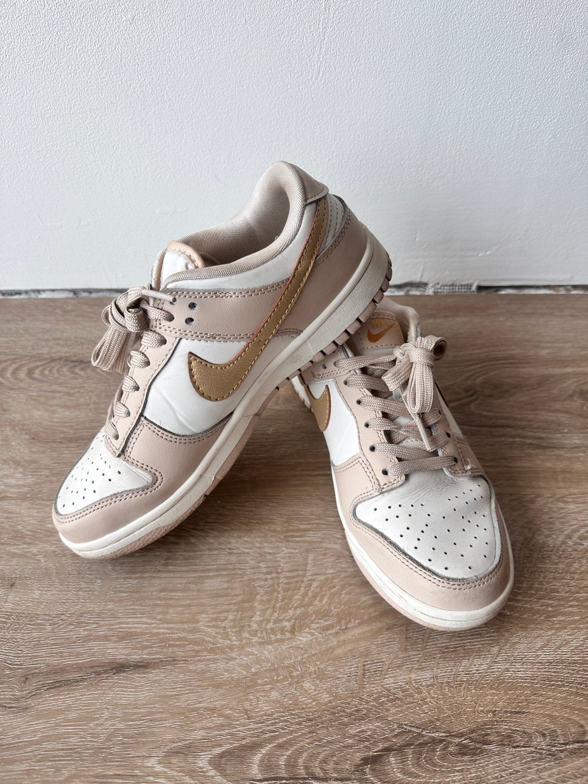 Nike dunk low beige gold swoosh, Beige, Ophalen of Verzenden, Sneakers of Gympen, Gedragen