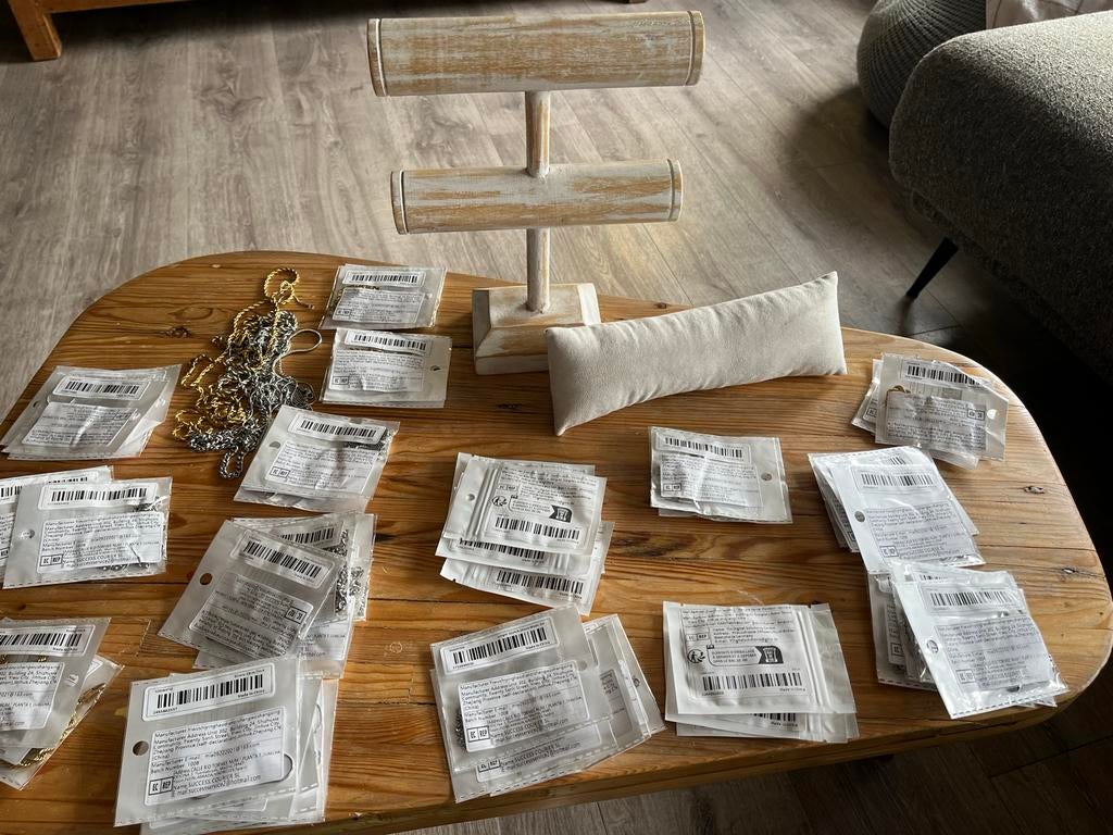 Partij sieraden: 50 armbandjes en kettingen met displays, Ophalen of Verzenden, Nieuw, Zilver, Overige materialen