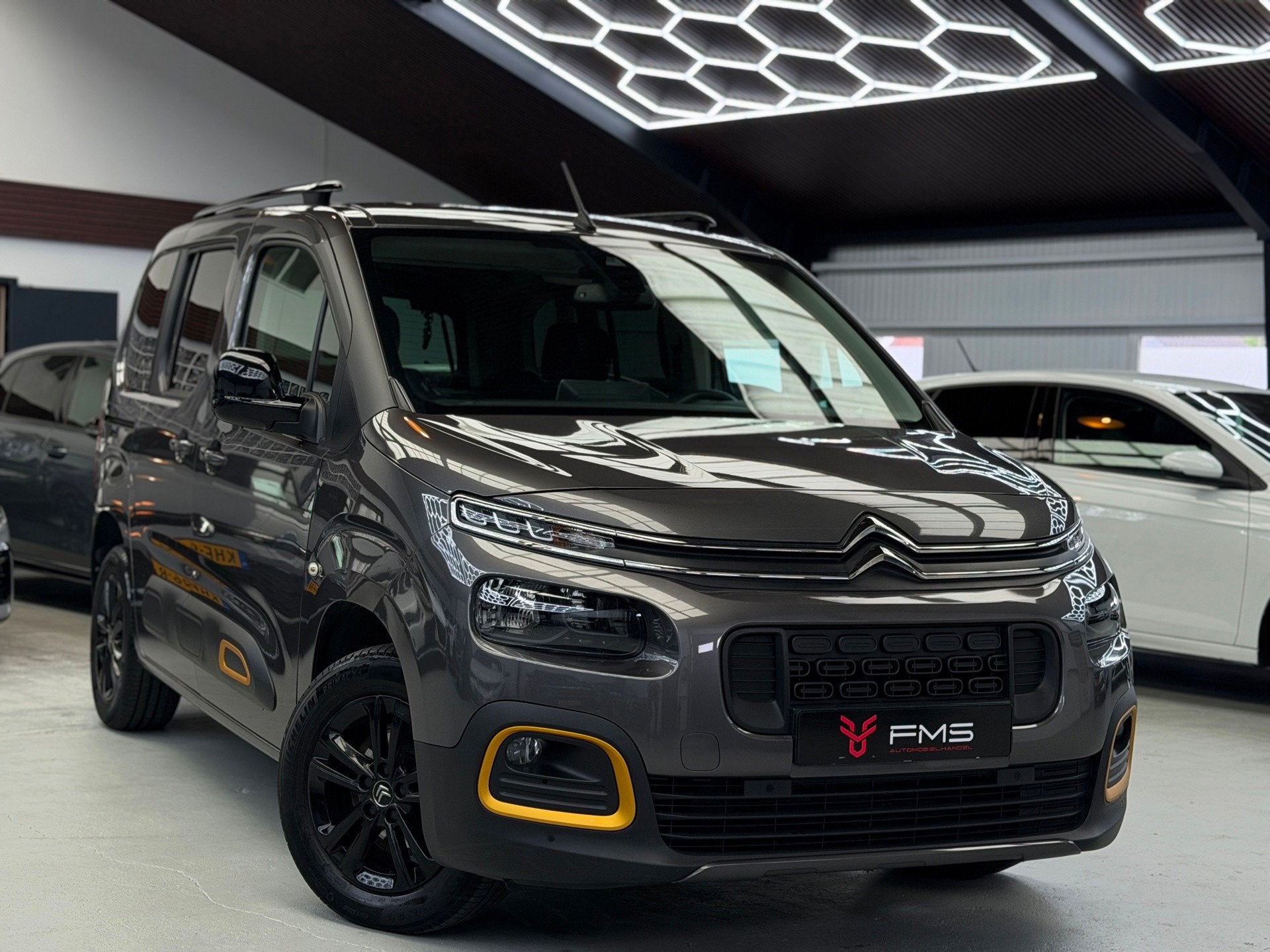 Citroen Berlingo 1.2 PureTech Rip Curl Edition CarPlay Camer, Auto's, Gebruikt, Zwart, 1199 cc, Met garantie (alle)
