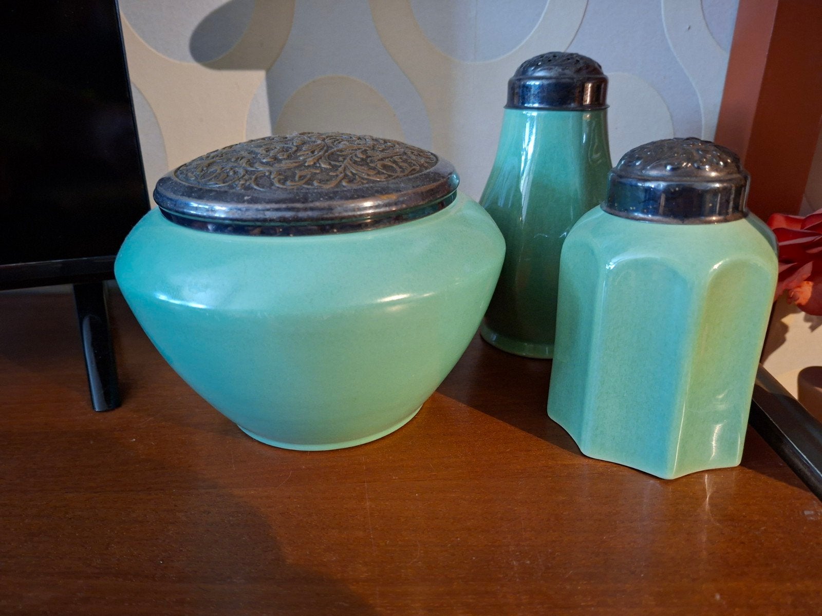 Groene plateel pot, strooier en busje, Ophalen