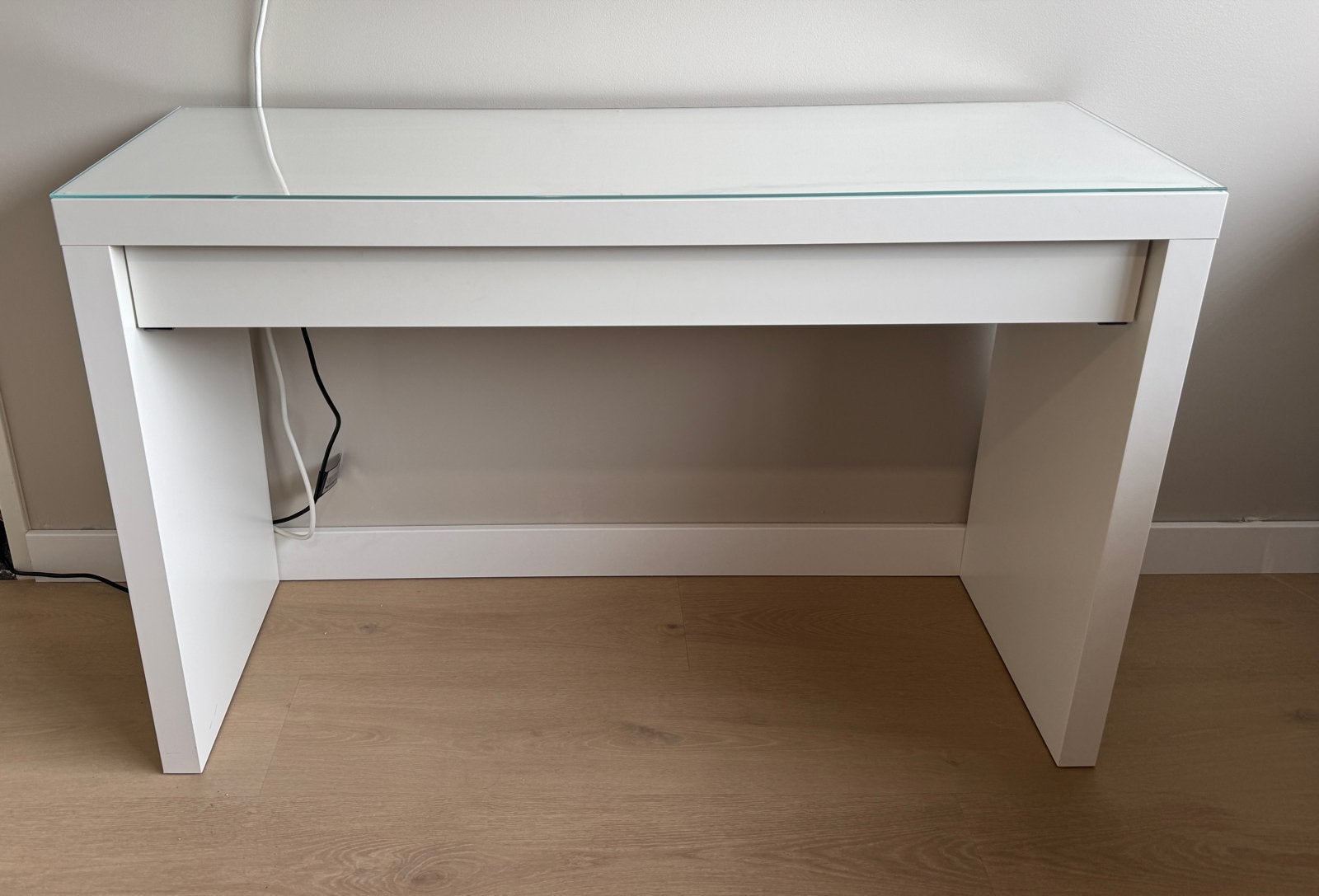 Ikea Malm bureau - wit met lade, Huis en Inrichting, Ophalen, Met lades, Spaanplaat of MDF, Zo goed als nieuw