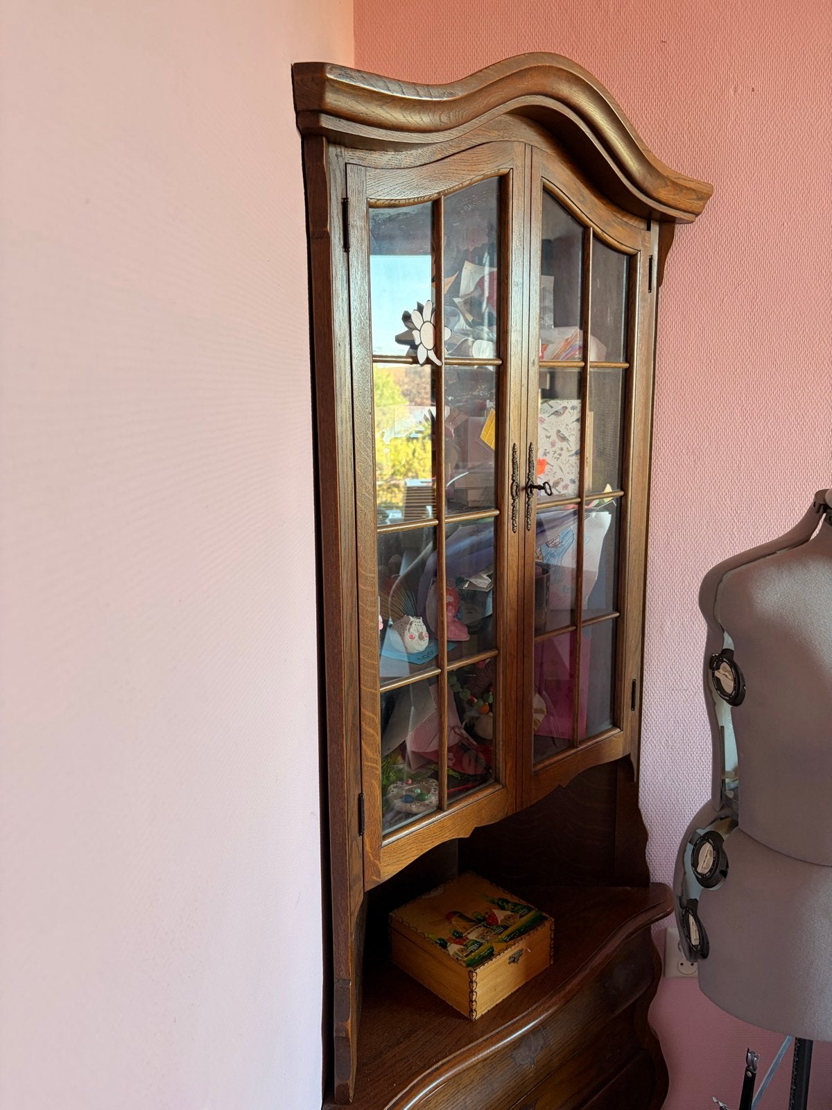 Houten hoekvitrinekast met glazen deuren en drie laden, Antiek en Kunst, Ophalen