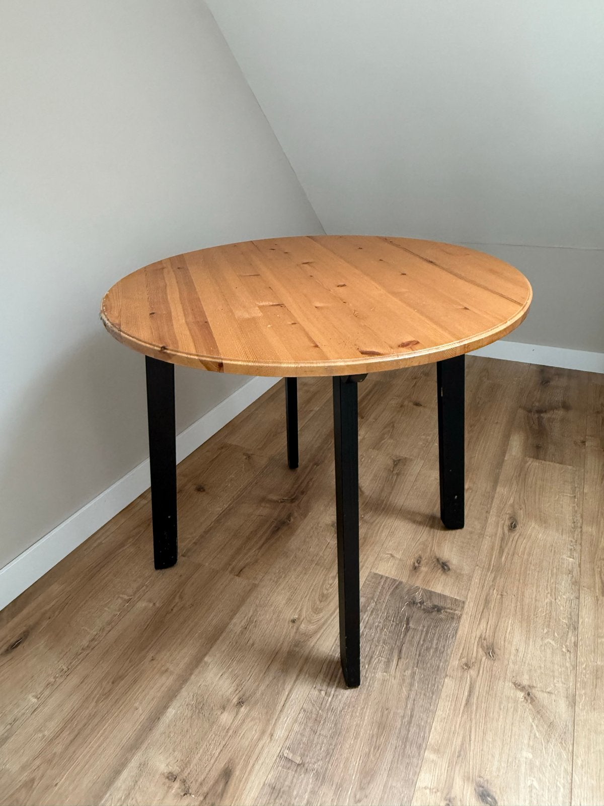 Ronde houten eettafel met zwarte poten, Ophalen, Gebruikt, 100 tot 150 cm, Rond
