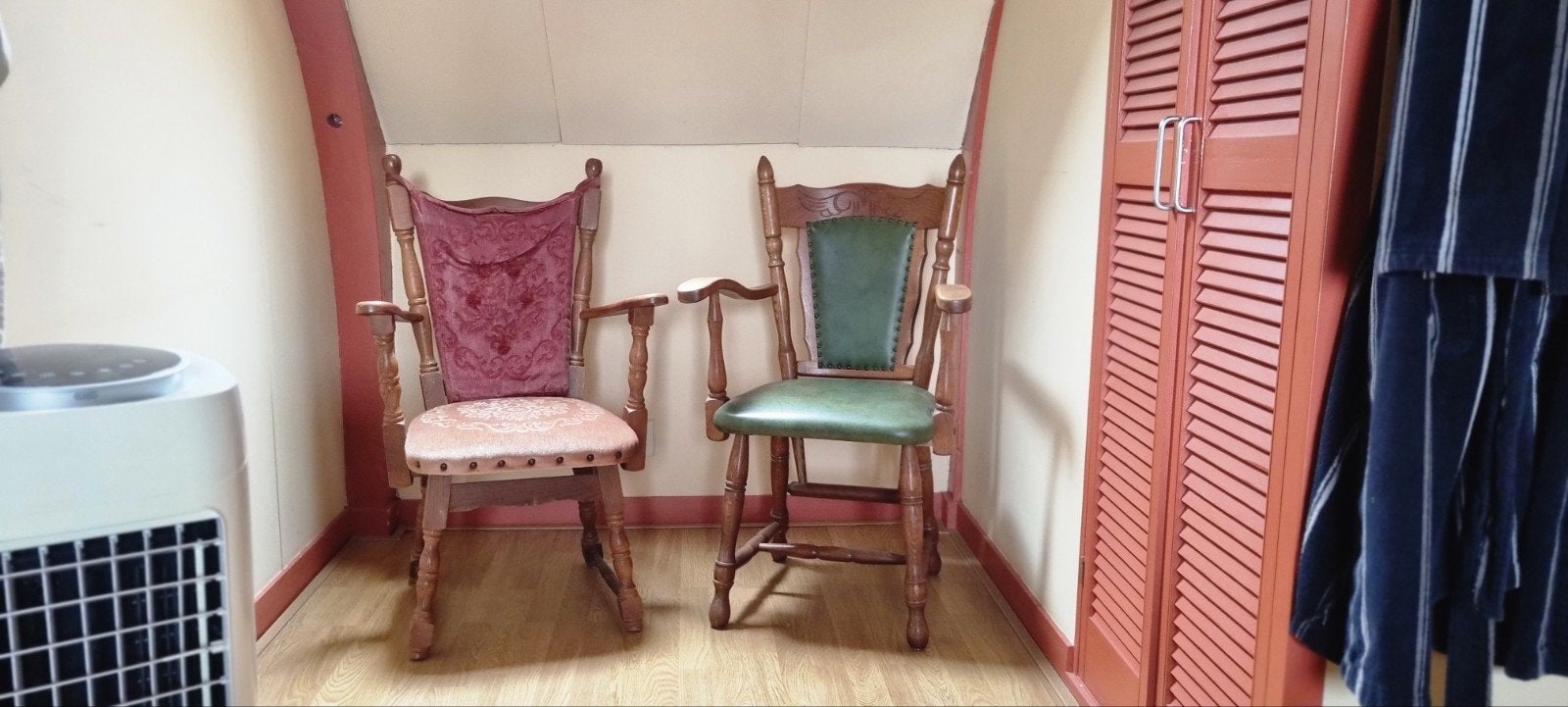 vintage houten stoelen  met gestoffeerde zitting en rugleuni, Ophalen