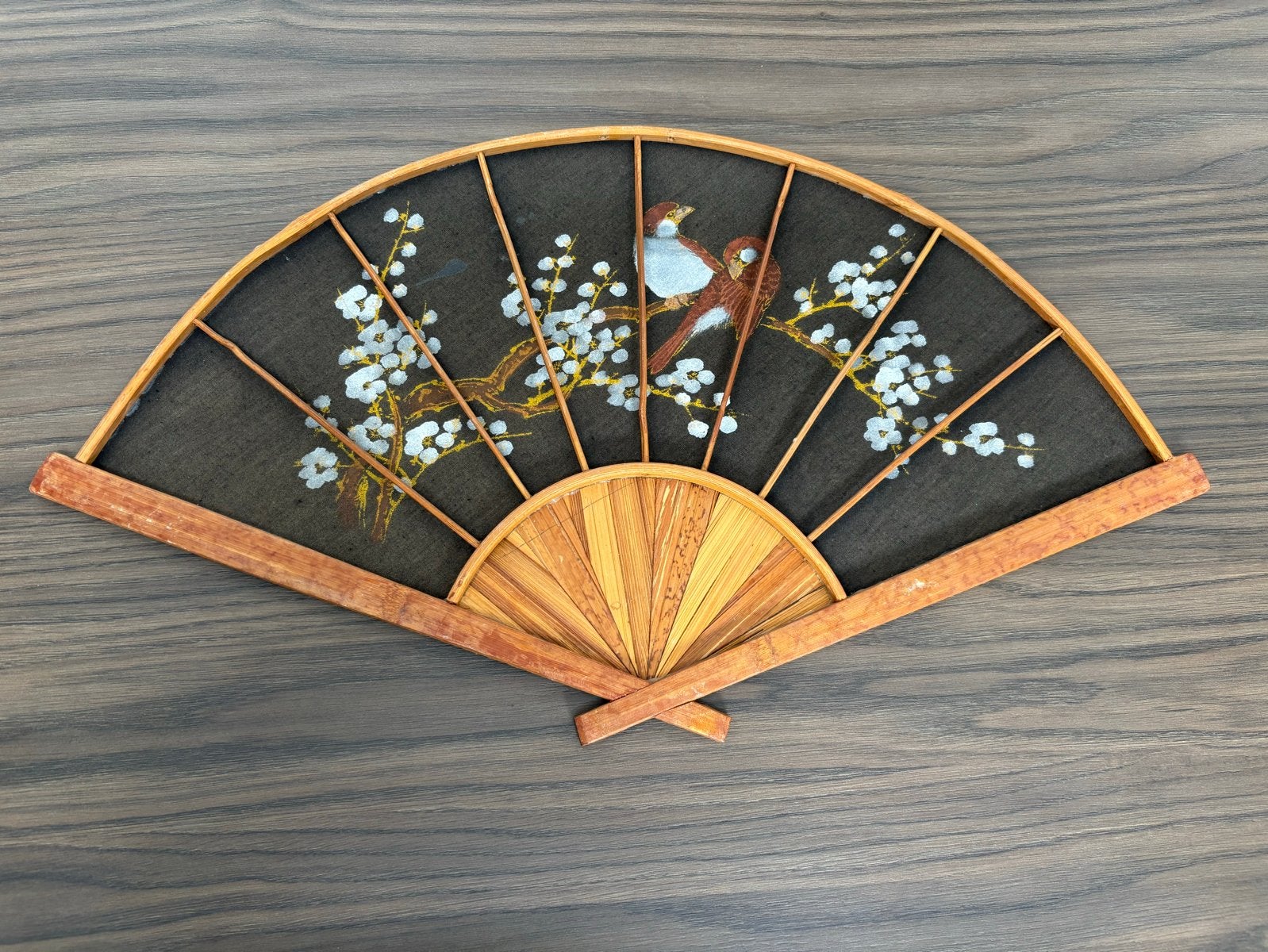 Vintage Aziatische handbeschilderde bamboe waaier, Wanddecoratie, Textiel, Ophalen of Verzenden, China