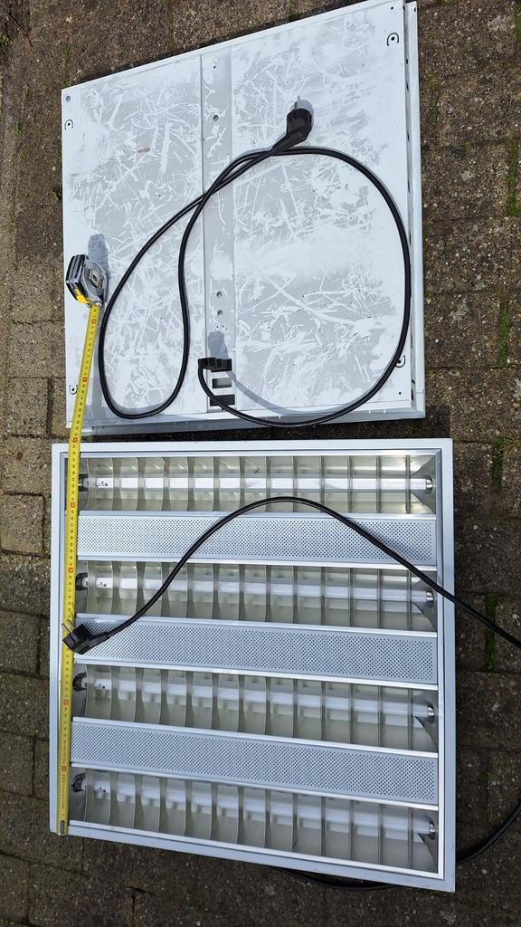 2 nette vierkante TL bakken met 4 TL's, 220V, Ophalen of Verzenden