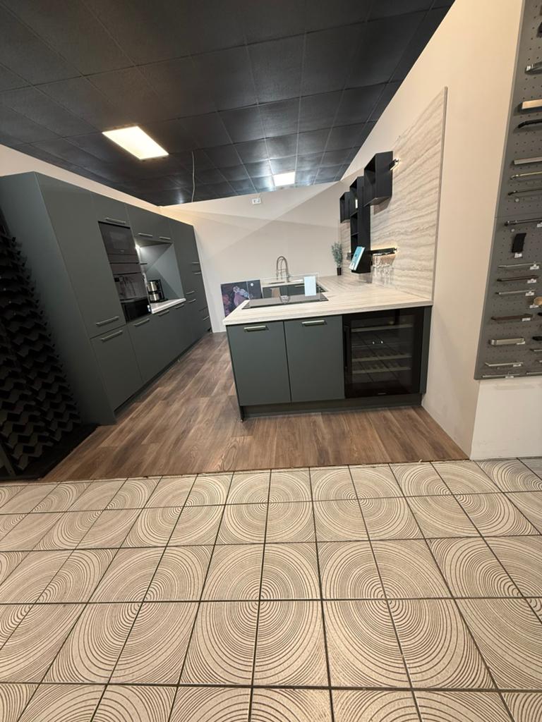 Luxe Nobilia showroomkeuken met eiland & Siemens apparatuur, Ophalen, U-keuken, Nieuw, Kunststof