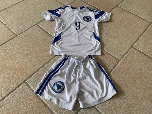 Voetbal shirt en broek maat 122/128 Bosnie en Herzegovina, Ophalen of Verzenden, Gebruikt, Jongen of Meisje, Setje