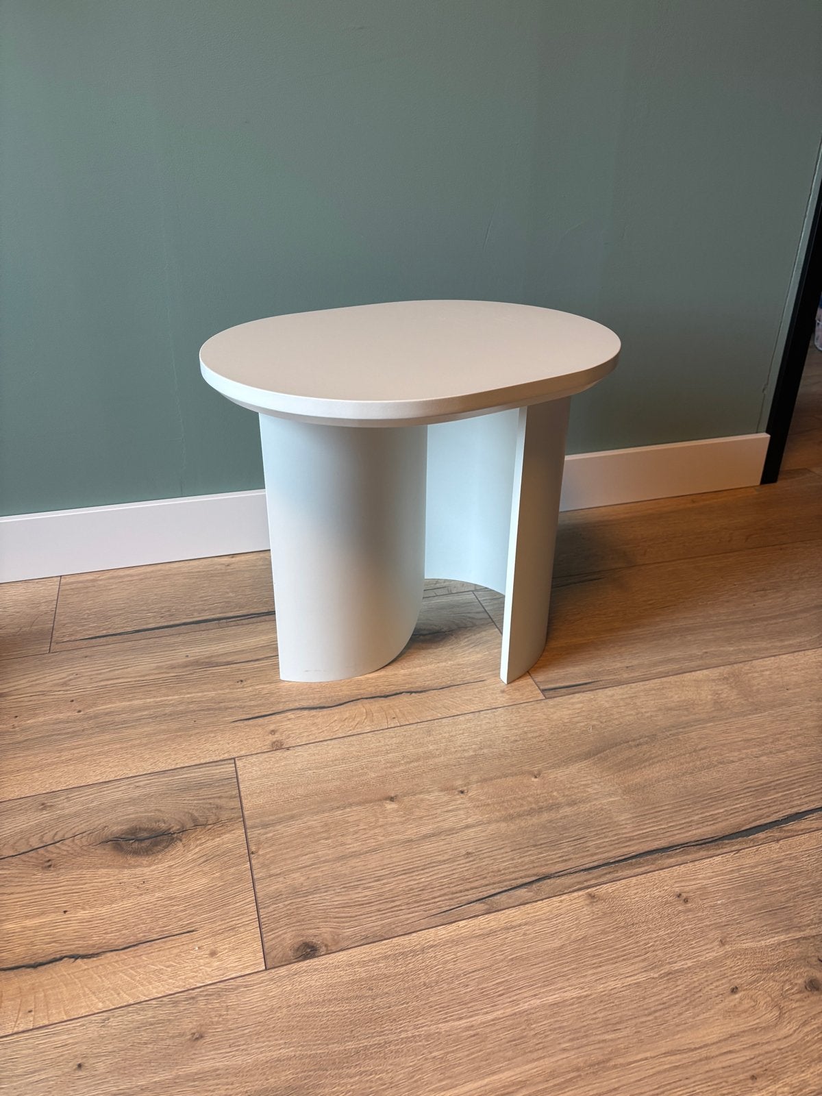Kwantum bijzettafel - wit/beige - Stijlvol en Compact, Huis en Inrichting, Ophalen, Minder dan 55 cm, Zo goed als nieuw, Ovaal
