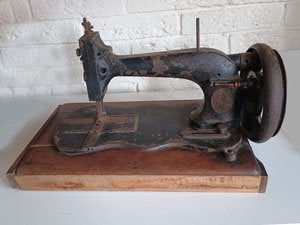 Antieke naaimachine., Ophalen