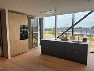 Showroomkeuken | Miele | Industriële glazen kast | Compleet, Huis en Inrichting, Keuken | Complete keukens, Ophalen, Overige materialen