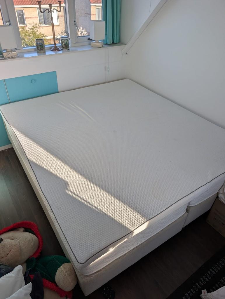 Boxspring bed. 2 losse delen op wielen, Ophalen, Gebruikt, Beige, Tweepersoons