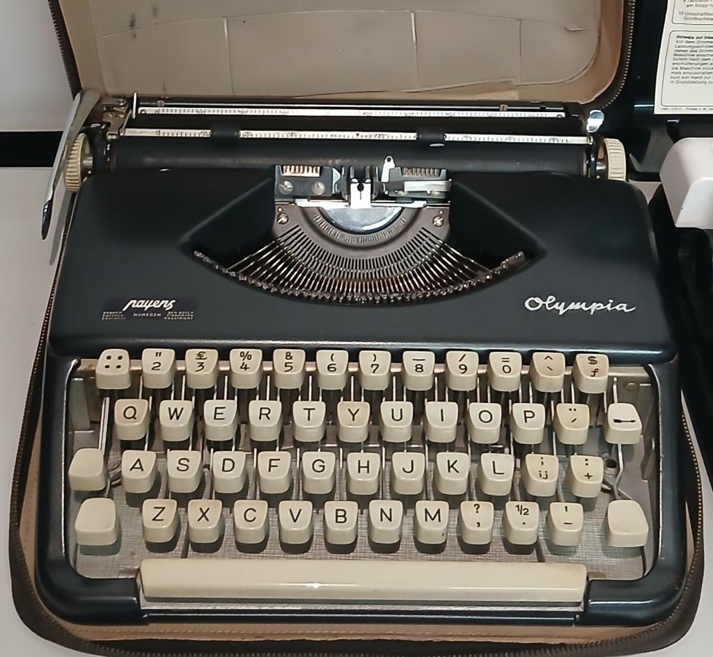 Oude Vintage Typemachine Olympia Werke Duitsland Koffer #1, Diversen, Typemachines, Ophalen of Verzenden, Zo goed als nieuw, .