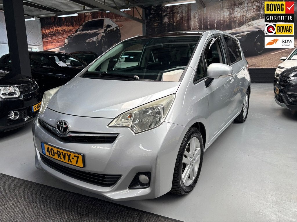 Toyota Verso-S 1.3 VVT-i Dynamic / Camera / Automaat / Trekh, Auto's, Toyota, Euro 5, Stof, Gebruikt, Zwart