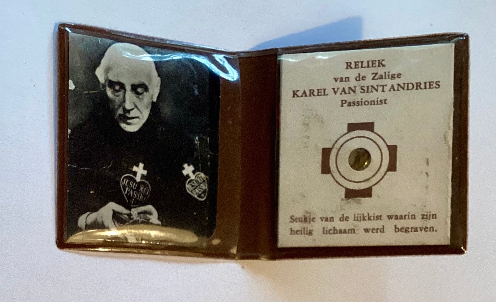 Zakrelikwie met een stukje van de lijkkist van Pater Karel., Ophalen of Verzenden, Gebruikt, Kaart of Prent