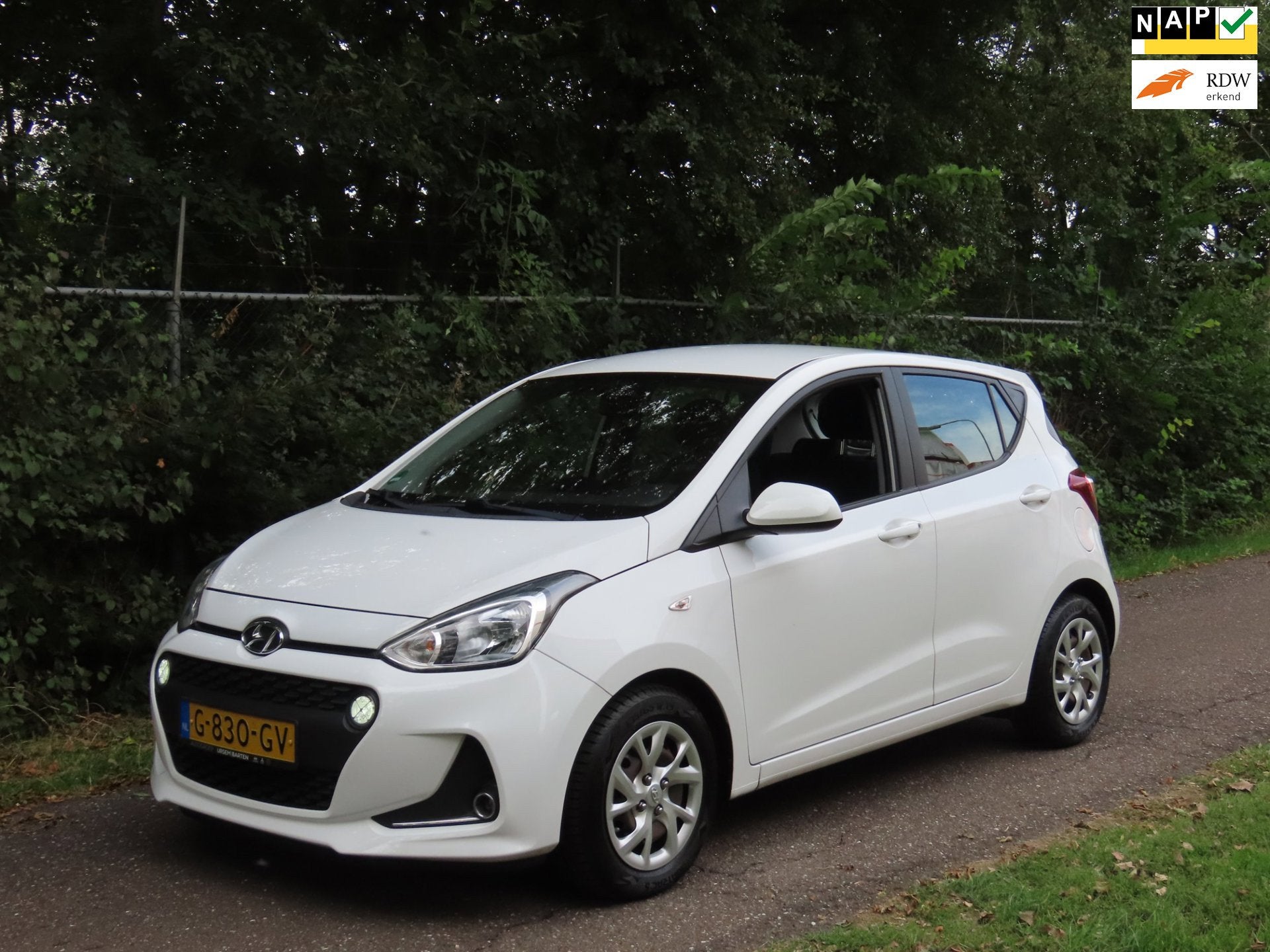 Hyundai I10 1.0i Comfort *1e EIG *NAVI *CARPLAY, Dealer onderhouden, Stof, Gebruikt, 4 stoelen