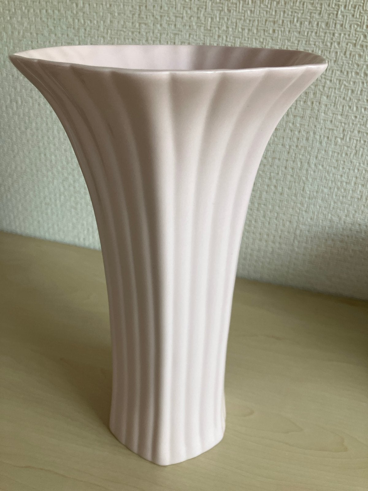 Elegante Roze Vaas met Geribbelde Textuur, Ophalen of Verzenden