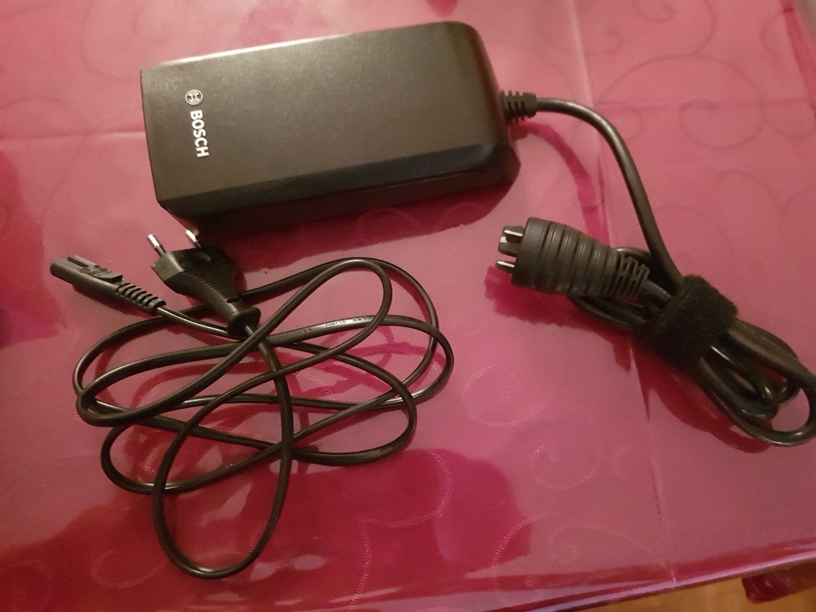 Bosch Compact Charger 2A voor E-bike (100-240V), Fietsen en Brommers, Fietsaccessoires | Fietsaccu's, Ophalen, Zo goed als nieuw