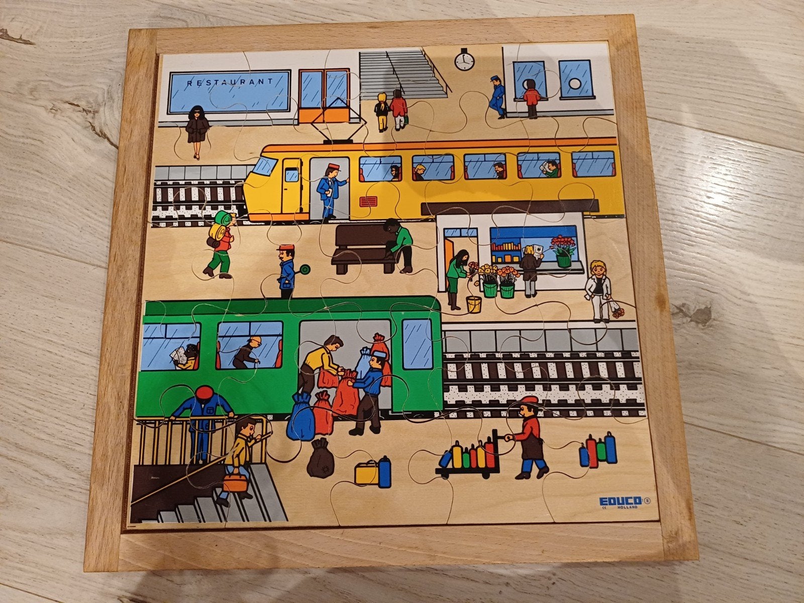 Educo Houten Puzzel Treinstation met Reizigers, 2 tot 4 jaar, Gebruikt, 10 tot 50 stukjes, Ophalen of Verzenden