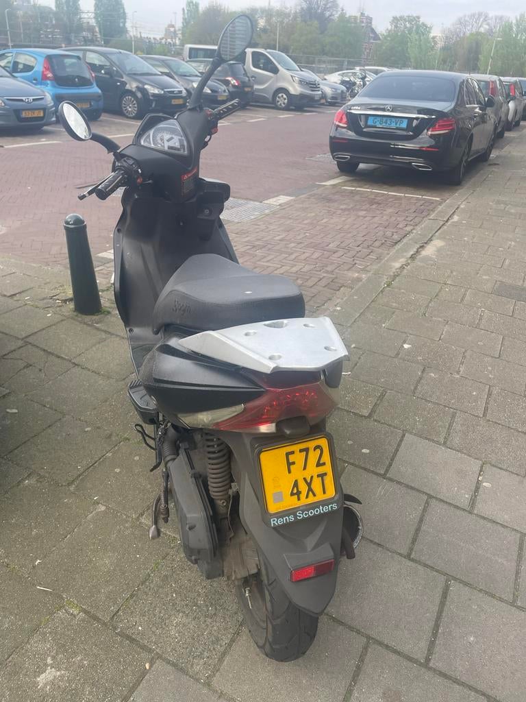 Zwarte scooter, geschorst, Ophalen, Gebruikt, Maximaal 45 km/u, Benzine