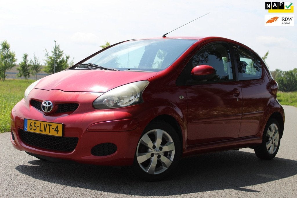 Toyota Aygo 1.0-12V Aspiration Red 68 pk |AIRCO | LICHTMETAL, Auto's, Toyota, Bedrijf, Te koop, Aygo, ABS, Airbags, Airconditioning