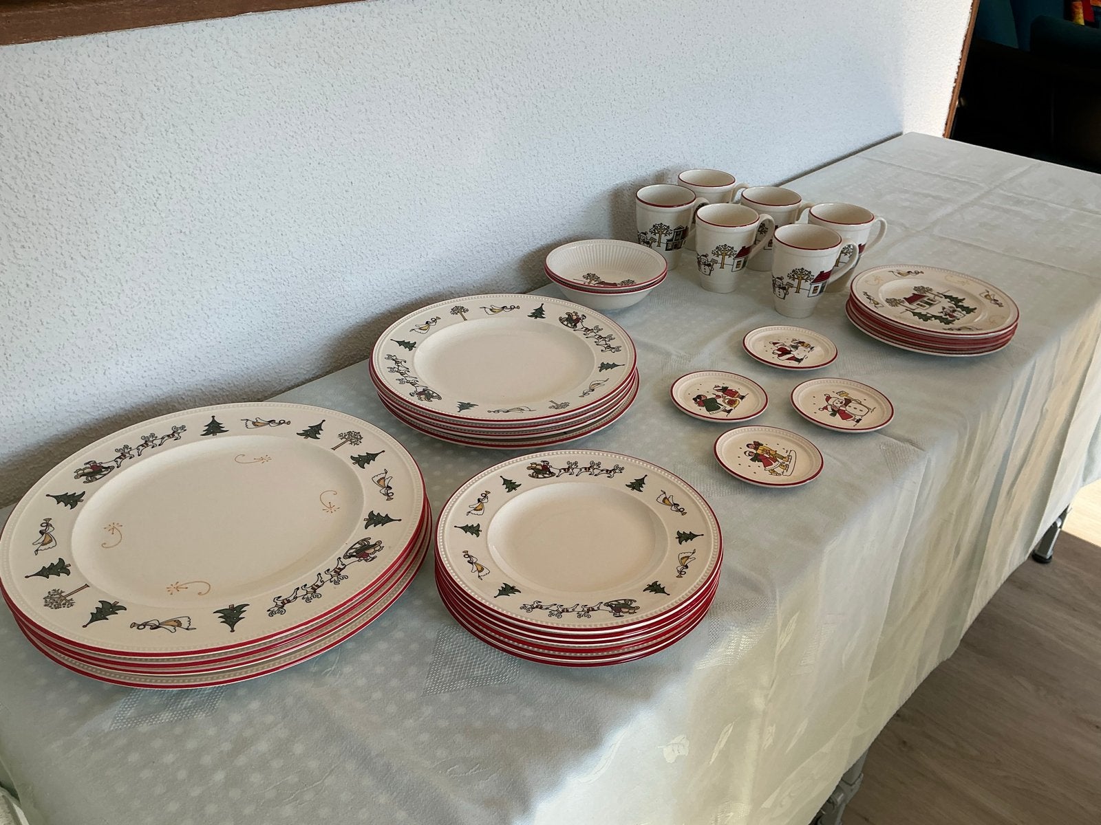 Wedwood Kerst Servies, Huis en Inrichting, Overige merken, Keramiek, Ophalen of Verzenden, Zo goed als nieuw