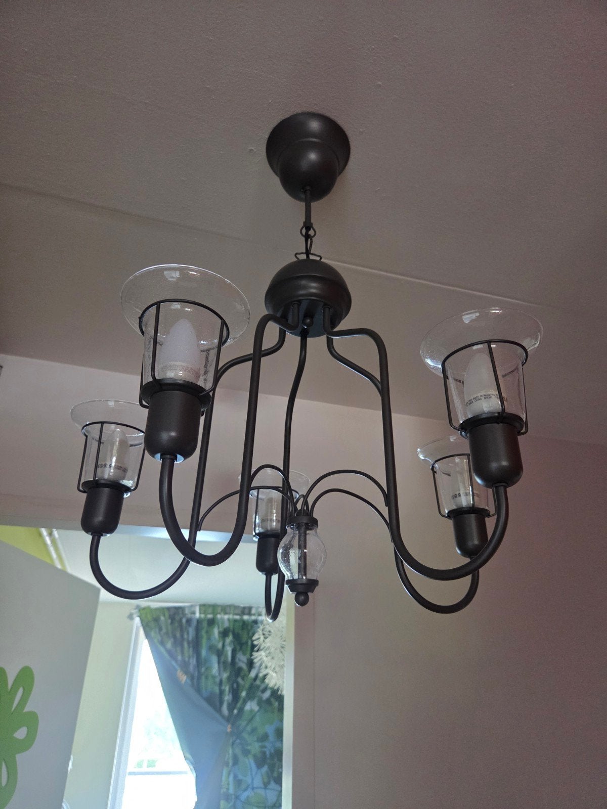 Zwarte metalen kroonluchter met 5 glazen kappen, Ophalen, Gebruikt, Glas