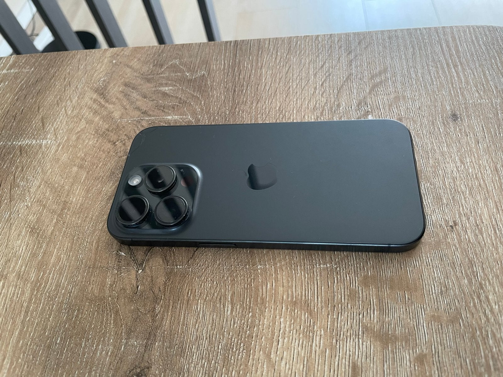 Foto 3 van iPhone 15 Pro 256GB Zwart - Lichte schade