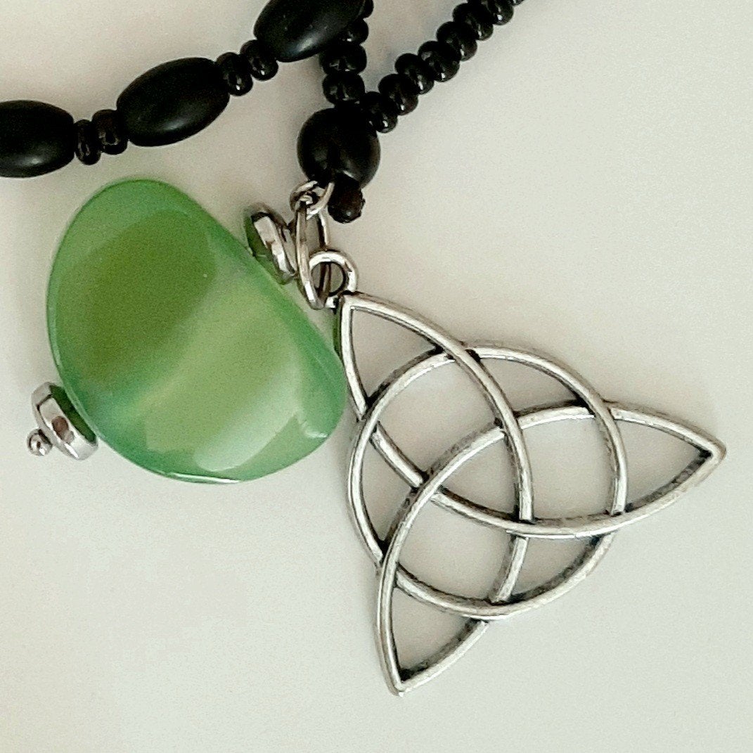 Keltische ketting met Aventurijn edelsteen en houten kralen, Overige materialen, Zwart, Nieuw, Ophalen of Verzenden