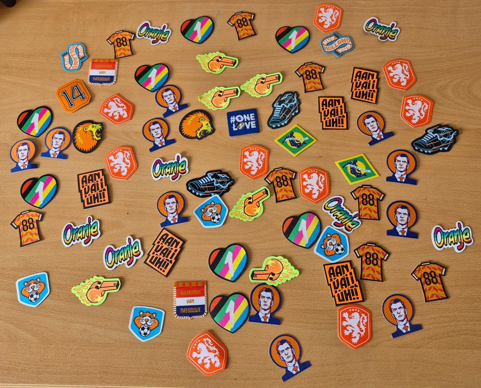 Grote collectie Oranje 71 emblemen voetbal voor jack / shirt, Verzamelen, Albert Heijn, Ophalen of Verzenden