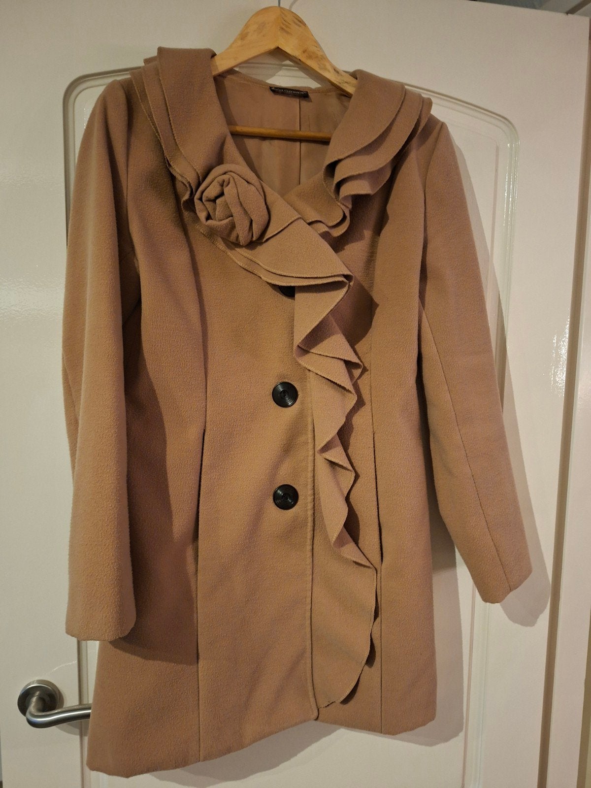 Elegante camelkleurige jas met ruches en bloemdetail € 15,00, Kleding | Dames, Jassen | Winter, Maat 38/40 (M), Beige, Ophalen of Verzenden