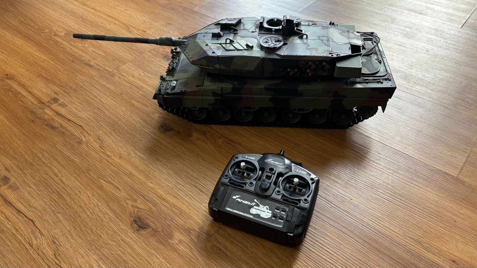RC Tank Leopard 2A6 met afstandsbediening, Hobby en Vrije tijd, Modelbouw | Radiografisch | Auto's, Gebruikt, Auto offroad, RTR (Ready to Run)