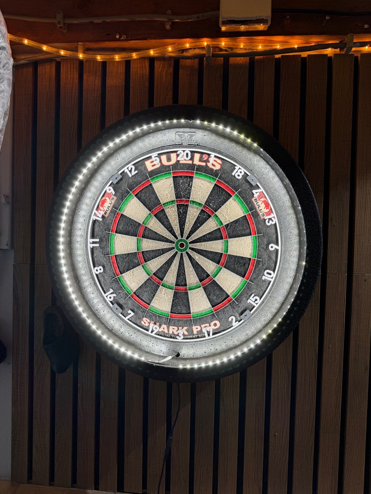 Dartbord met LED-verlichting en Surround Ring, Sport en Fitness, Ophalen of Verzenden, Gebruikt, Dartbord