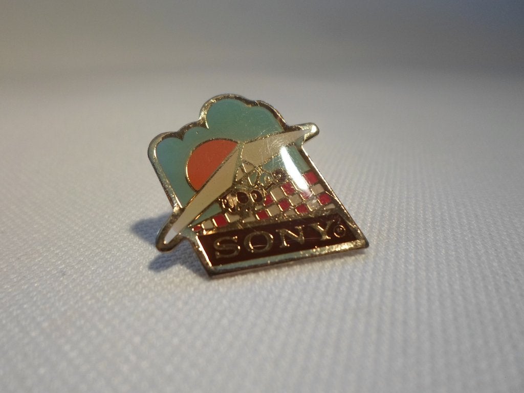 Sony Enamel Badge Pin, Ophalen of Verzenden, Zo goed als nieuw, Speldje of Pin