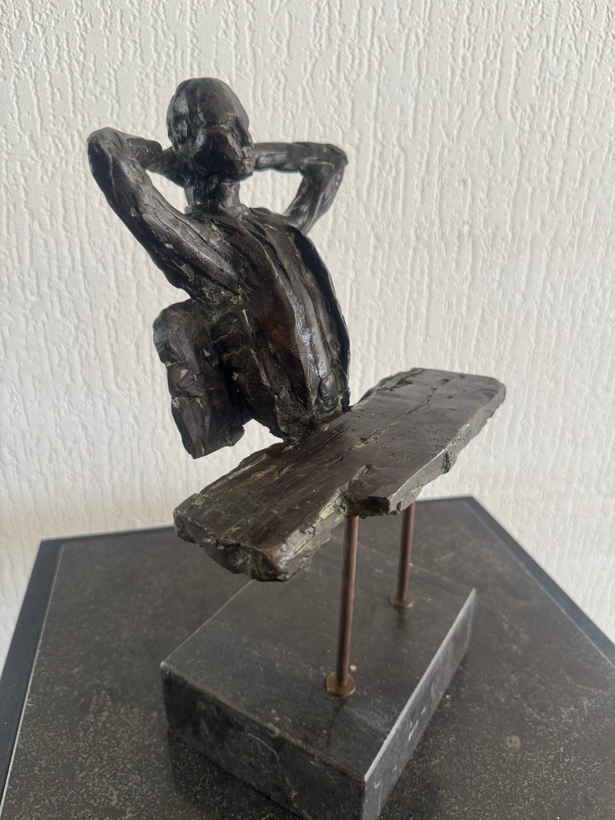 Bronzen beeld van een zittende man op marmeren sokkel, Antiek en Kunst, Ophalen, 20 - 50 cm, Beeld, Bruin