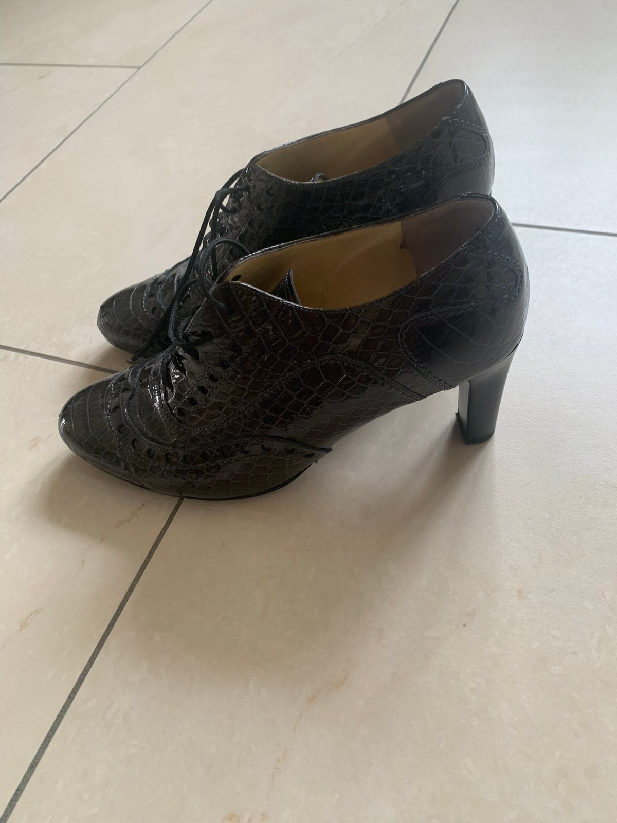Zgan grijs lak leer pumps Peter Kaiser maat 37,5, Kleding | Dames, Ophalen of Verzenden, Zo goed als nieuw, Grijs