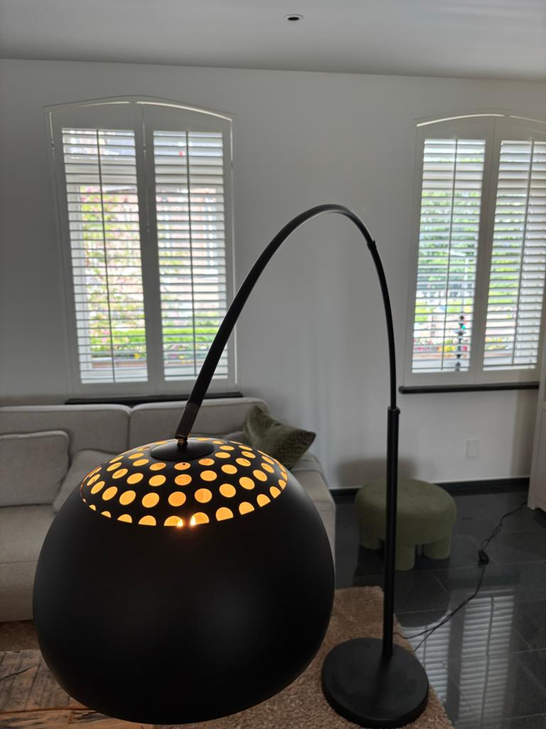 Metal Bow, Zwarte Booglamp van Zuiver, Huis en Inrichting, Lampen | Vloerlampen, Ophalen, Zo goed als nieuw, Metaal, 150 tot 200 cm