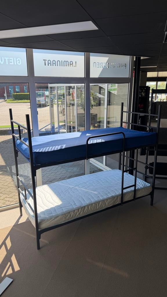 Metalen stapelbed met matras of incontinentiematras, Huis en Inrichting, Ophalen, Gebruikt, 90 cm, 160 tot 180 cm