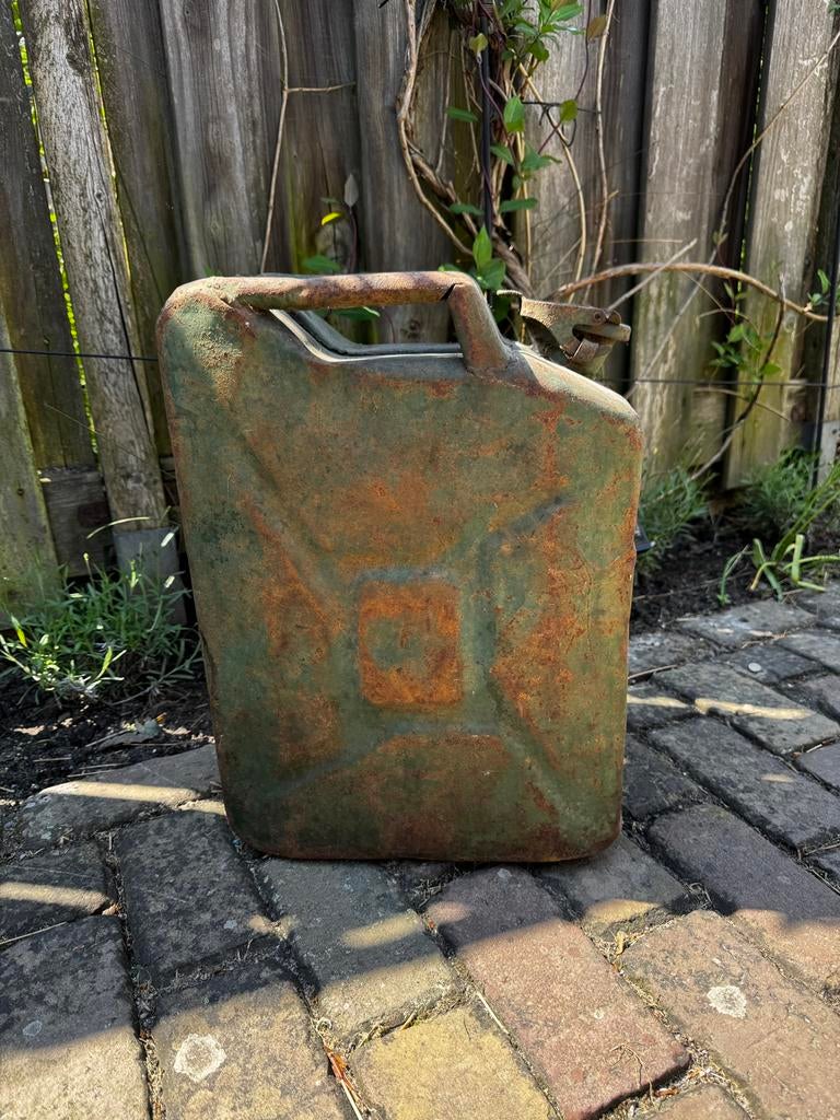 Oude vintage industriële leger jerrycan uit 1-1949, Verzamelen, Ophalen of Verzenden, Landmacht, Nederland, Overige typen