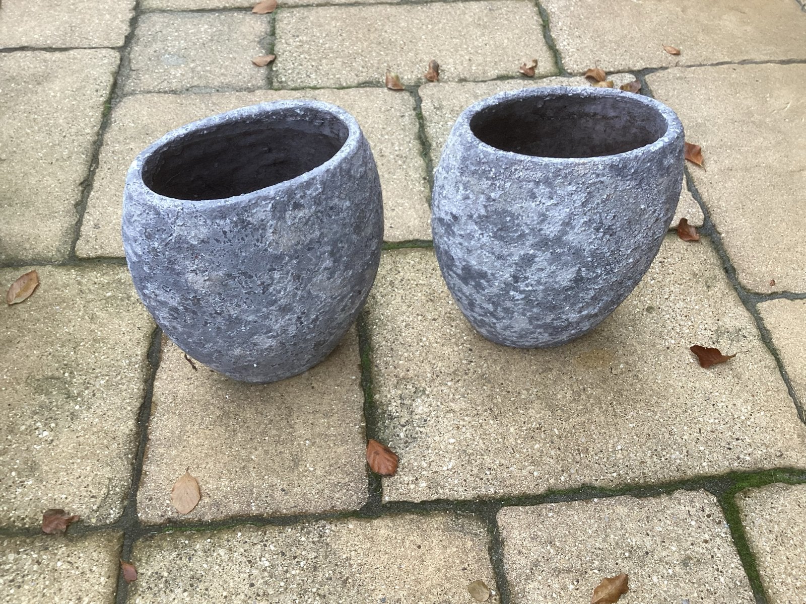 Set van 2 grijze, ovale bloempotten van steen (Brynxz), Steen, Gebruikt, Minder dan 30 cm, Ophalen of Verzenden
