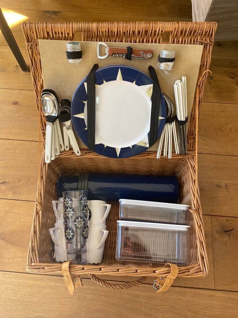 Mooie complete picknickmand 4 personen, Ophalen, Zo goed als nieuw