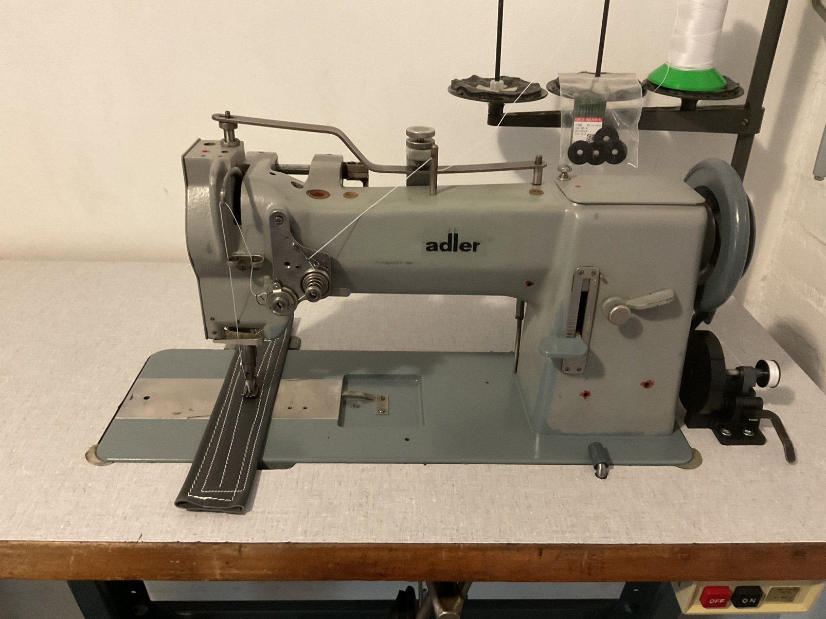 Te koop Adler 167 leermachine, Ophalen of Verzenden, Zo goed als nieuw, Naaimachine, Industrieel