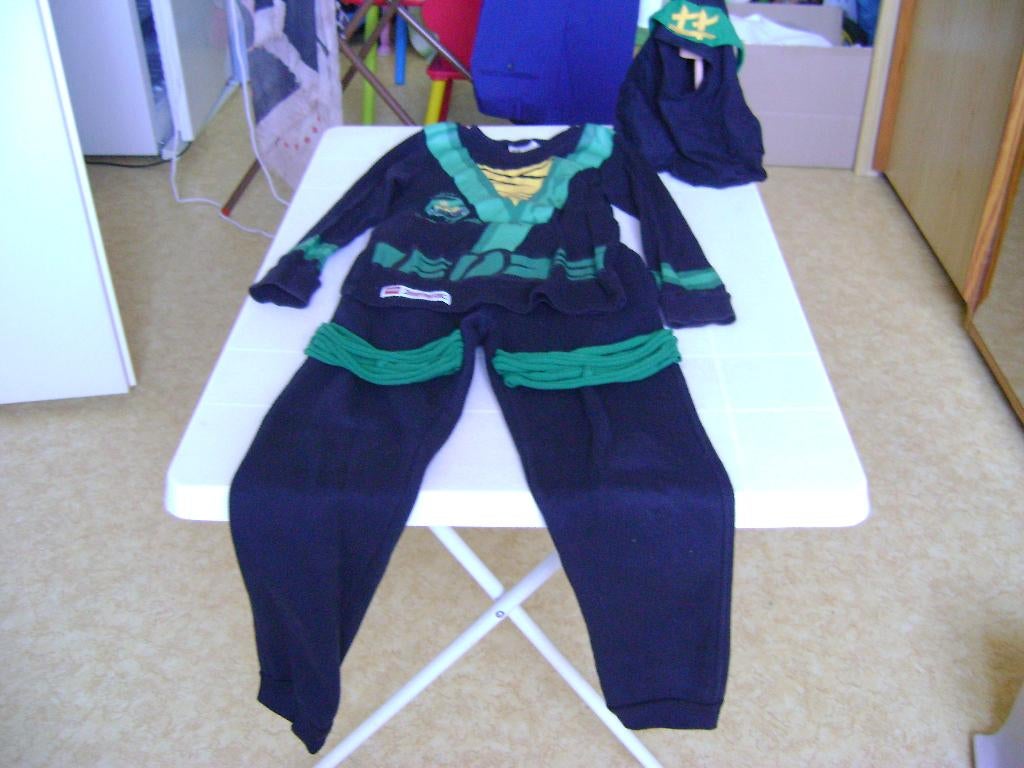 3del ninja lego pak 122/128 broek hirt en cap groen/geel, Ophalen of Verzenden, Zo goed als nieuw, 122 t/m 128, Jongen