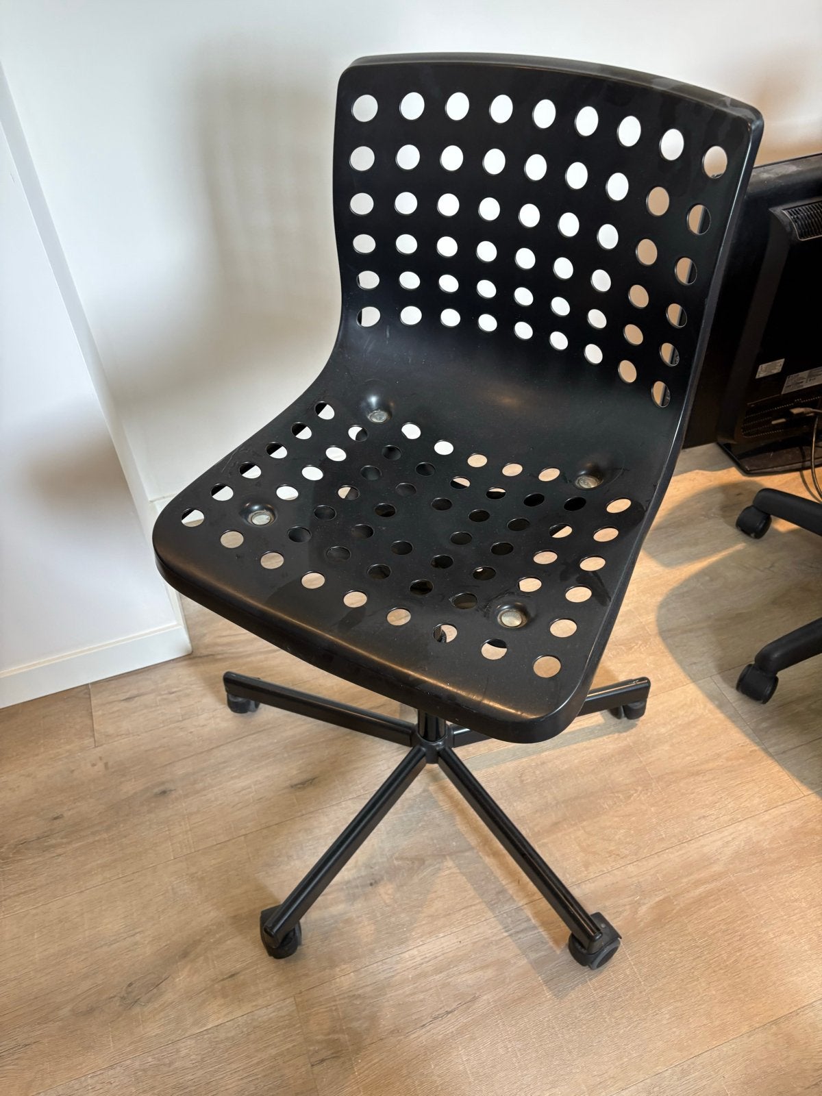Zwarte ikea bureaustoel met wielen, Huis en Inrichting, Stoelen, Ophalen, Kunststof, Gebruikt, Zwart