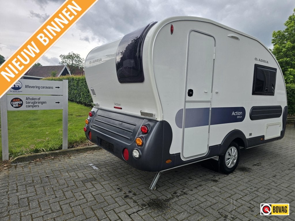 Adria Action 391 LH met luifel en fietsdrager, Caravans en Kamperen, Caravans, Overige typen, Tot en met 2, Schokbreker, Bedrijf