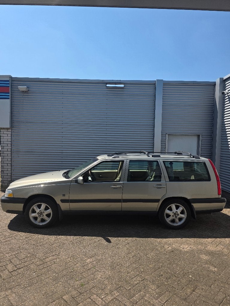 Volvo V70 2.5 XC 4WD AUT 2000 Grijs, Automaat, Beige, 2435 cc, 1600 kg