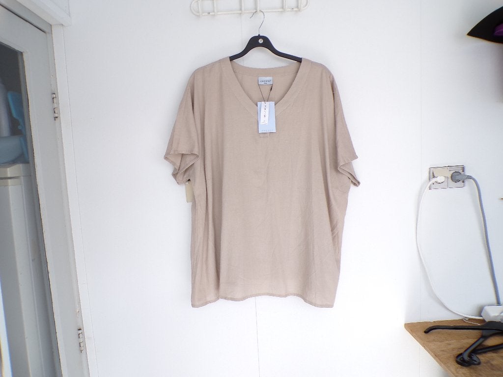 Beige top Zhenzi v-hals knoopjes XL - 54/56 nieuw!, Zhenzi, Beige, Nieuw, Nvt