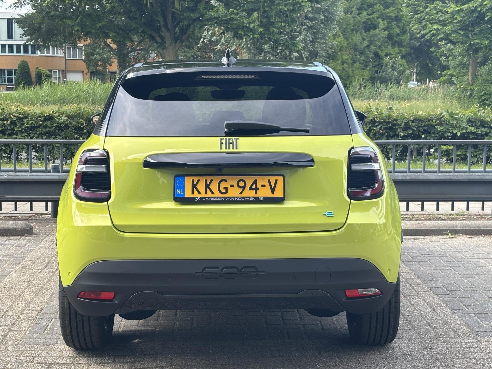 Fiat 600e SPORT 54 kWh Achteruitrijcamera Apple CarPlay, Stof, Zwart, 156 pk, Automatische klimaatregeling